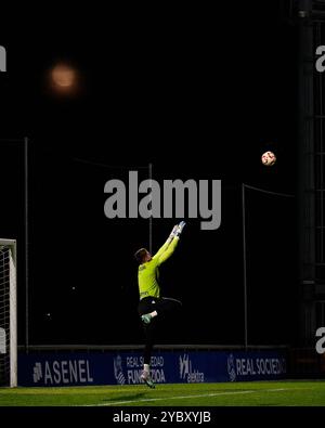 Zubieta, Spain. 19th Oct, 2024. Aitor Fraga warming up before their match against S.D. Tarazona in the 1st RFEF, on 19th October 2024, in Zubieta, Spain. Credit: Rubén Gil/Ģ����ý Live News. Stock Photo