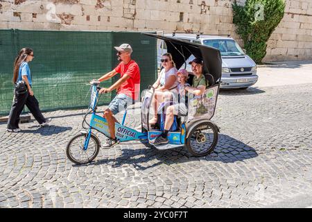 A male tour guide and rickshaw driver at the Sensō-ji temple (金龍山浅草寺 ...