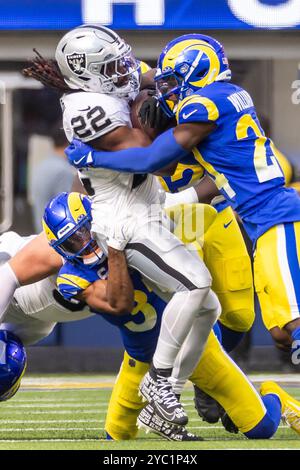 Las Vegas Raiders running back Ashton Jeanty (2) runs the ball against ...