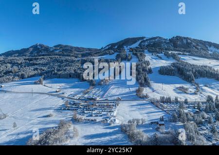 Ausblick auf die verschneite Landschaft rund um den zugefrorenen Grüntensee im Allgäu Winterliche Stimmung am Grüntensee nahe Wertach im Oberallgäu We Stock Photo