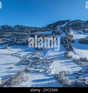 Ausblick auf die verschneite Landschaft rund um den zugefrorenen Grüntensee im Allgäu Winterliche Stimmung am Grüntensee nahe Wertach im Oberallgäu We Stock Photo