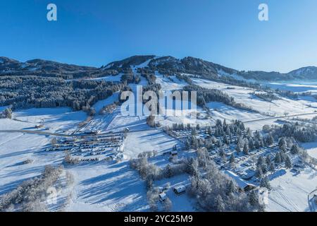 Ausblick auf die verschneite Landschaft rund um den zugefrorenen Grüntensee im Allgäu Winterliche Stimmung am Grüntensee nahe Wertach im Oberallgäu We Stock Photo