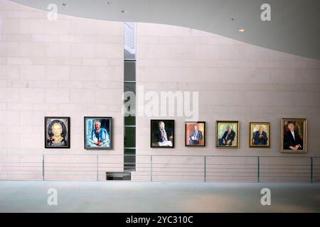 Kanzlergalerie Bundeskanzleramt DEU, Deutschland, Germany, Berlin, 14.10.2024 Portraits vom ehemaligen Bundeskanzler Gerhard Schroeder vom Maler Joerg Immendorf , Helmut Kohl vom Maler Albrecht Gehse , Der Kanzler der Einheit, Helmut Schmidt von Bernhard Heisig , Willy Brandt von Oswald Petersen , Kurt-Georg Kiesinger von Guenter Rittner , Ludwig Erhard von Guenter Rittne r, und Konrad Adenauer von Hans Juergen Kallmann v.l.n.r. an der Kanzlergalerie im Bundeskanzleramt in Berlin Deutschland Schröder en: Paintings with Portraits of the former chancellors Gerhard Schroeder by the painter Joerg Stock Photo