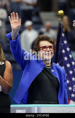 Tennis legend Billie Jean King waves during the  Women's Singles trophy presentation  at the US Open 2024 Championships,Billie Jean King Tennis Center Stock Photo