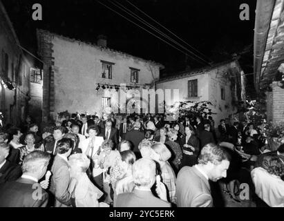 Anni '90 Borro Archivio Storico Olycom/LaPresse Bianca di Savoia, nata a Firenze nel 1966. I suoi genitori sono il Principe Amedeo di Savoia (Ex pretendente al trono italiano) e la Principessa Claude d'Orléans, figlia dei Conti di Parigi. Mafalda ha anche due fratelli maggiori, la Principessa Mafalda e il Principe Aimone. Nella Foto: Bianca di Savoia d'Aosta e suo marito Giberto Arrivabene durante la festa di Amedeo d'Aosta a Borro In the photo: Bianca di Savoia d'Aosta and her husband Giberto Arrivabene during the Amedeo d'Aosta party in Borro Credit: LaPresse/Alamy Live News Stock Photo