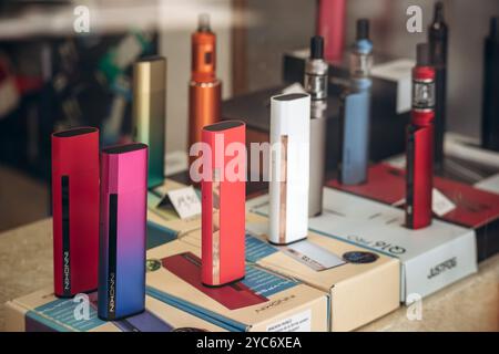 geek vape 21700 Vaping vapes hi-res stock photography and images