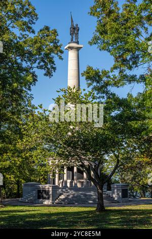 The New York Peace Memorial, with statuary of a Union and a Confederate soldier shaking hands, at Point Park in Lookout Mountain, Tennessee. (USA) Stock Photo