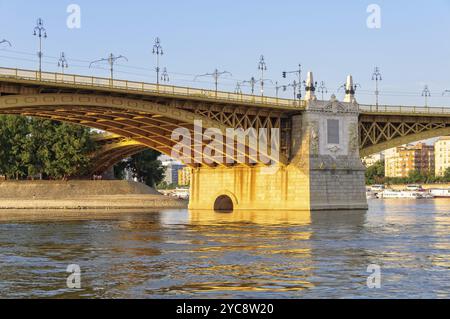 The three-way Margaret Bridge over the Danube connects Buda and Pest and links Margaret Island to the banks, Budapest, Hungary, Europe Stock Photo