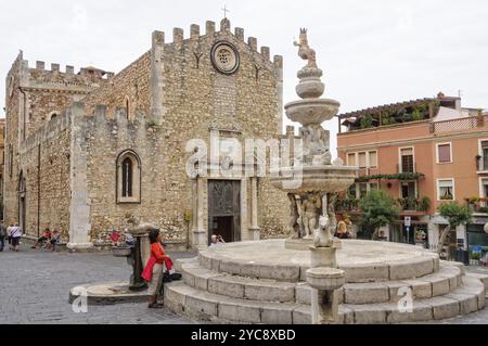 Tourists around the fountain and cathedral on the compact and picturesque Piazza Duomo, Taormina, Sicily, Italy, Europe Stock Photo