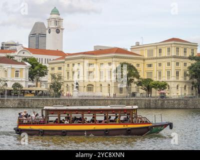 Tourist boat on the Singapore River passing by the Boat Quay, Singapore, Asia Stock Photo