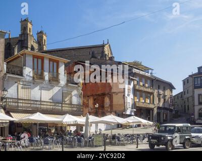 Cafes, bars and restaurants on the Main Square (Plaza Mayor) below the Church of San Francisco, Villafrance del Bierzo, Castile and Leon, Spain, Europ Stock Photo