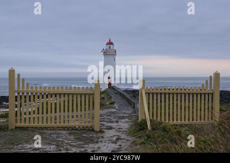 This lighthouse on Griffiths Island was built in 1859 and it is one of the main tourist attractions of the area, Port Fairy, Victoria, Australia, Ocea Stock Photo