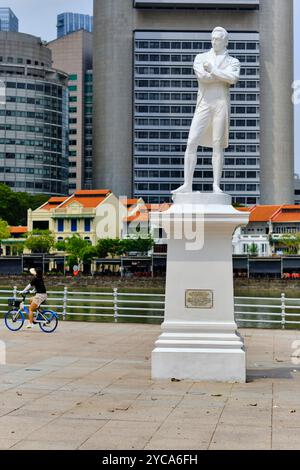 Statue of Sir Stamford Raffles at his landing site in front of Raffles Place, Singapore Stock Photo