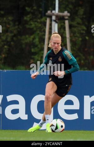 Frankfurt, Deutschland. 22nd Oct, 2024. Frankfurt, Deutschland 22. Oktober 2024: Fußball-Frauen-Nationalmannschaft - Training - 22.10. 2024 Im Bild: Janina Minge (Deutschland) Credit: dpa/Alamy Live News Stock Photo