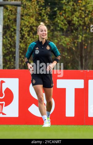 Frankfurt, Deutschland. 22nd Oct, 2024. Frankfurt, Deutschland 22. Oktober 2024: Fußball-Frauen-Nationalmannschaft - Training - 22.10. 2024 Im Bild: Giulia Gwinn (Deutschland) Credit: dpa/Alamy Live News Stock Photo