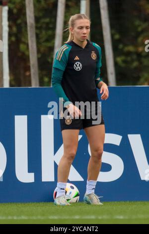 Frankfurt, Deutschland. 22nd Oct, 2024. Frankfurt, Deutschland 22. Oktober 2024: Fußball-Frauen-Nationalmannschaft - Training - 22.10. 2024 Im Bild: Elisa Senß/Senss (Deutschland) Credit: dpa/Alamy Live News Stock Photo