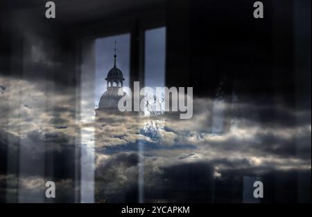 Aschaffenburg, Germany. 22nd Oct, 2024. A tower of Johannisburg Castle can be seen behind two windows of a pavilion, in the front window of which the cloudy sky is reflected. Credit: Karl-Josef Hildenbrand/dpa/Alamy Live News Stock Photo