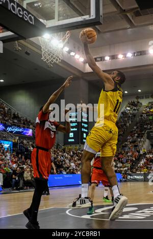 Thomas Scrubb of La Laguna Tenerife warms up during the Liga Endesa ACB ...