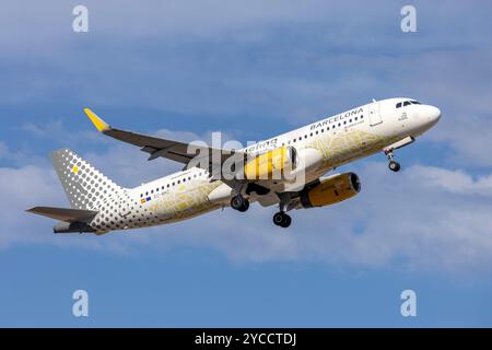 Vueling Airlines Airbus A320-232 (REG: EC-MNZ) in the special color scheme 'We love Places - Barcelona special'. Stock Photo