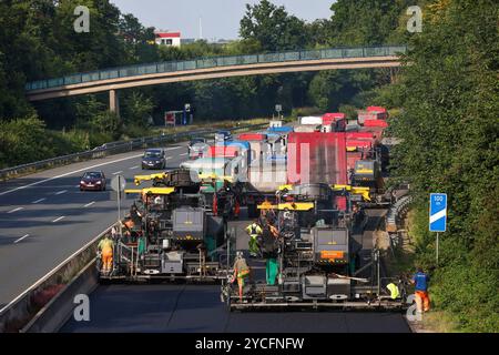 Essen, North Rhine-Westphalia, Germany, Road construction, asphalt pavers and road rollers are laying new, open-pored, whisper asphalt on the A52 high Stock Photo