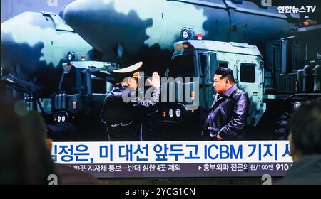 A 24-hour Yonhapnews TV broadcast at Yongsan Railway Station in Seoul showing a news broadcast with shows North Korean leader Kim Jong Un (R) visiting a strategic missile base at an undisclosed location in North Korea. North Korean leader Kim Jong Un has once again called for enhancing the country's war deterrence, including the readiness of its nuclear capabilities, in response to what he described as growing nuclear threats from the United States, state media said October 23.The Korean Central News Agency (KCNA) said in an English reporter that North Korean leader Kim made the remarks durin Stock Photo