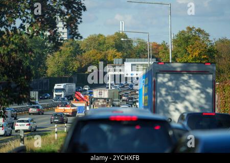 Stau auf der Autobahn A3, Richtung Norden, vor dem Autobahnkreuz ...