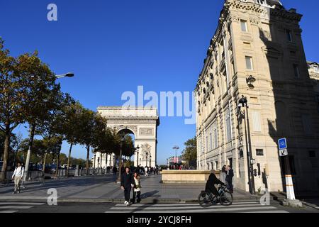 Tourists on the Champs Elysées avenue - Paris - France Stock Photo