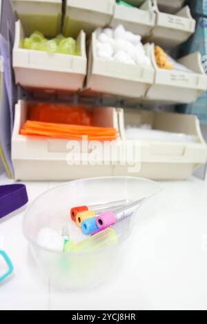 Blood collecting tubes, 21g needle cotton wool in a clear kidney dish.  Pthology collection clinic.  Tubes include gel sst tubes, citrate and edta tub Stock Photo