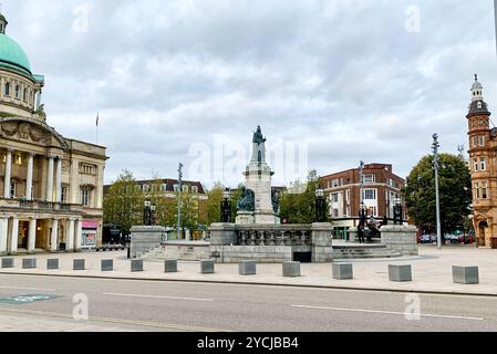 Queen Victoria Sq, a public square located in the centre of Hull, East Yorkshire. Left: Town Hall; Ctr: Queen Victoria Statue; Right: Maritime Museum Stock Photo