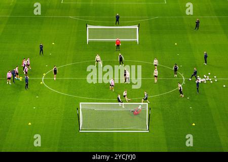 London, UK. 23rd Oct, 2024. LONDON, ENGLAND - OCTOBER 23: High view during a Training Session of AZ Alkmaar ahead of the UEFA Europa League 2024/25 League Phase MD3 match against Tottenham Hotspur at the Tottenham Hotspur Stadium on October 23, 2024 in London, England. (Photo by Ed van de Pol/Orange Pictures) Credit: Orange Pics BV/Alamy Live News Stock Photo