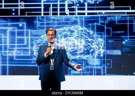 Happy presenter speaking at tech forum, explaining impact of artificial intelligence technology. Smiling expert presenting risks and threats associated with AI during networking workshop Stock Photo