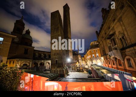 The construction site of the two towers from the terrace of the pasta restaurant Bottega Portici 2 Torri. Via De' Giudei, Bologna, Emilia-Romagna, Italy Stock Photo