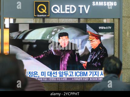 A 24-hour Yonhapnews TV broadcast at Yongsan Railway Station in Seoul shows North Korean leader Kim Jong Un (L) visiting a strategic missile base at an undisclosed location in North Korea. North Korean leader Kim Jong Un has once again called for enhancing the country's war deterrence, including the readiness of its nuclear capabilities, in response to what he described as growing nuclear threats from the United States, state media said October 23.The Korean Central News Agency (KCNA) said in an English reporter that North Korean leader Kim made the remarks during an inspection of a strategic Stock Photo