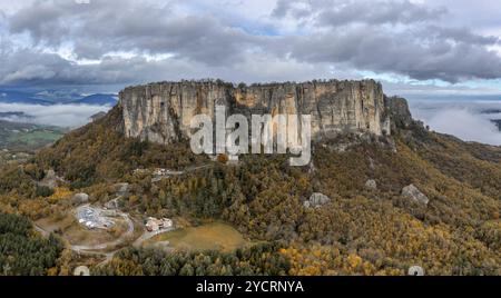 A drone view of the Pietra di Bismantova mesa and mountain landscape near Castelnovo 'ne Monti Stock Photo