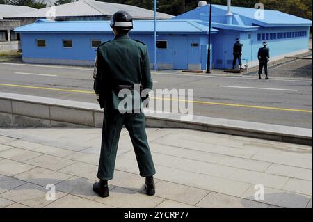 02.05.2013, Panmunjom, South Korea, Asia, South Korean guards stand in a defensive posture at the border strip in the Joint Security Area within the d Stock Photo