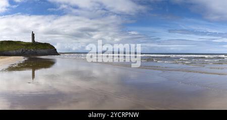 Ballybunion, Ireland, 5 August, 2022: panorama view of the Ballybunion Castle ruins on the clifftop and Ballybunion Beach in western Ireland, Europe Stock Photo