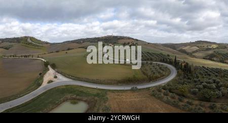 A long winding road leading to the Tuscan hilltop village of Pienza Stock Photo