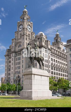 England, Lancashire, Liverpool, Pier Head, the Royal Liver Building which is one of Liverpool's Three Graces with an equestrian statue of King Edward V11 in the foreground. Stock Photo