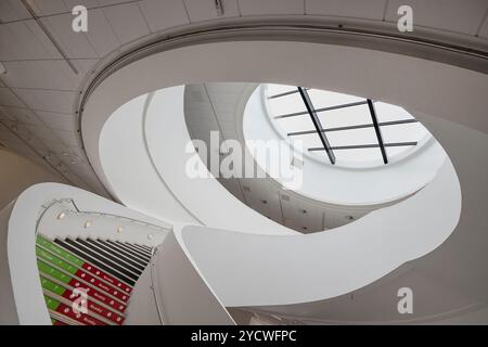 England, Lancashire, Liverpool, Pier Head, The Museum of Liverpool opened in 2011 and tells the story of Liverpool and its people while reflecting on the city's global significance, the buildings sweeping spiral staircase. Stock Photo