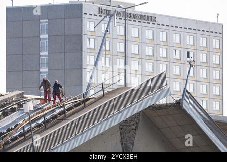 Dresden, Germany. 24th Oct, 2024. Experts work on the collapsed bridge span of the Carola Bridge. The western section of the bridge with streetcar tracks, cycle path and footpath collapsed on the night of September 11, 2024 for unknown reasons. Credit: Robert Michael/dpa/Alamy Live News Stock Photo