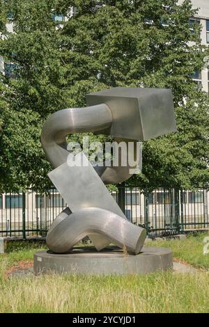 WZB Wissenschaftszentrum Berlin für Sozialforschung, Skulptur Herkules von Brigitte und Martin Matschinsky-Denninghoff 1971-1972, Reichpietschufer, Ti Stock Photo