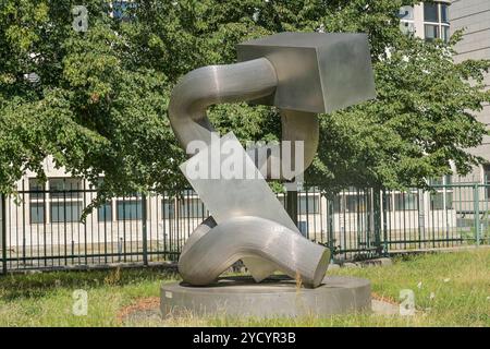 WZB Wissenschaftszentrum Berlin für Sozialforschung, Skulptur Herkules von Brigitte und Martin Matschinsky-Denninghoff 1971-1972, Reichpietschufer, Tiergarten, Mitte, Berlin, Deutschland *** WZB Berlin Social Science Center, sculpture Hercules by Brigitte and Martin Matschinsky Denninghoff 1971 1972, Reichpietschufer, Tiergarten, Mitte, Berlin, Germany Stock Photo