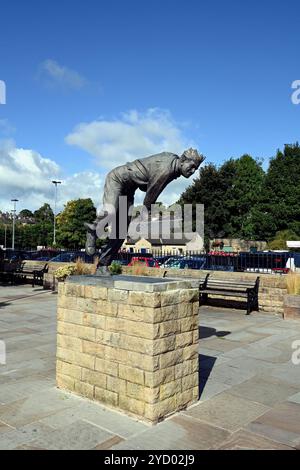 This bronze statue of Fred Trueman, one of cricket's greatest bowler, stands in the Leeds and Liverpool canal basin in Skipton, North Yorkshire. Stock Photo