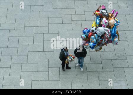 Frankfurt, Hesse, Germany. 24th Oct, 2024. A balloon vendor chats with a man in Frankfurt, Germany. (Credit Image: © Matias Basualdo/ZUMA Press Wire) EDITORIAL USAGE ONLY! Not for Commercial USAGE! Stock Photo