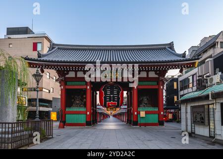 Kaminarimon, the Thunder Gate, the outer gate of Sensoji in Asakusa, Tokyo, Japan. Translation: Thunder Gate and Golden Dragon Mount Stock Photo