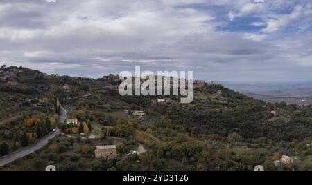 A long winding road leading to the Tuscan hilltop village of Montepulciano Stock Photo