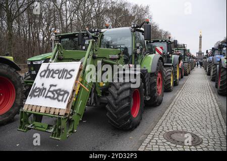 18.12.2023, Berlin, Germany, Europe, Several thousand farmers demonstrate with their tractors in front of the Brandenburg Tor tor in the capital again Stock Photo