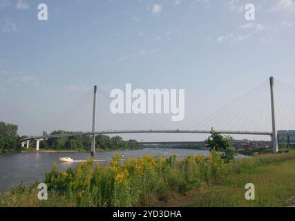 OMAHA ,NE, USA-SEPTEMBER 07,2009:Unidentified people enjoying boat ride in the river around  Bob Kerrey Pedestrian Bridge Stock Photo