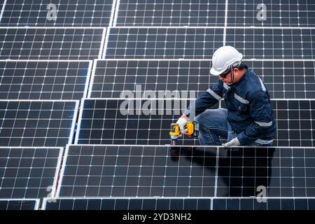 Professional Engineer Service Floating Solar Panel. Worker Maintenance Cleaning Replacing Solar Panel. Solar photovoltaic panel system in Industry lak Stock Photo