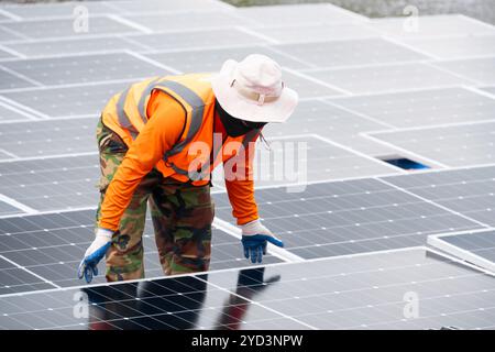 Professional Engineer Service Floating Solar Panel. Worker Maintenance Cleaning Replacing Solar Panel. Solar photovoltaic panel system in Industry lak Stock Photo